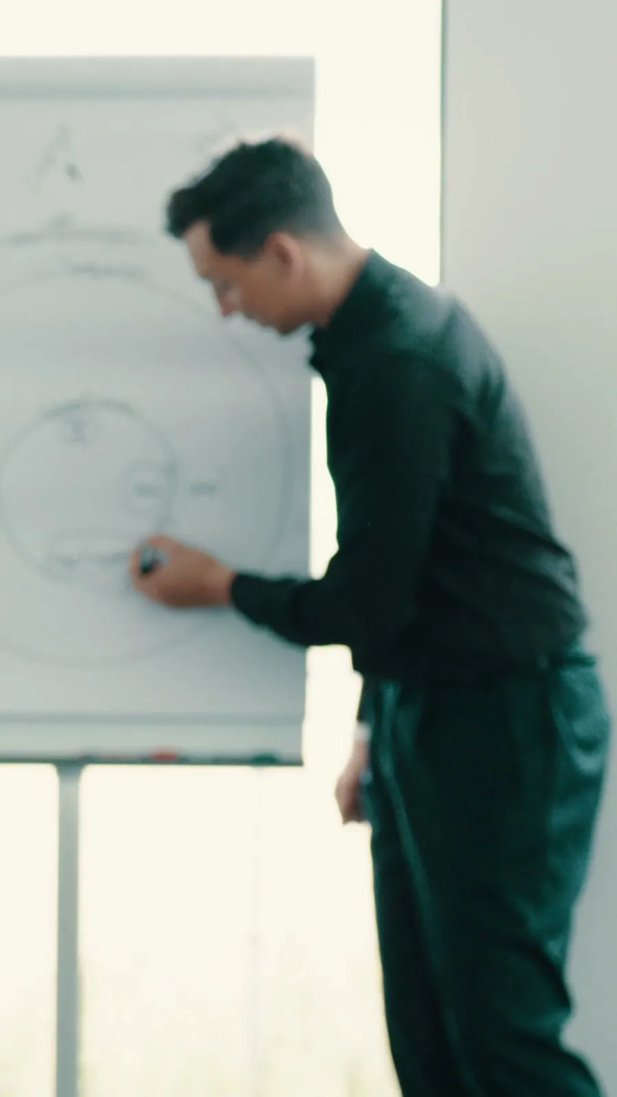 Referent zeichnet ein Schaubild auf ein Flipchart