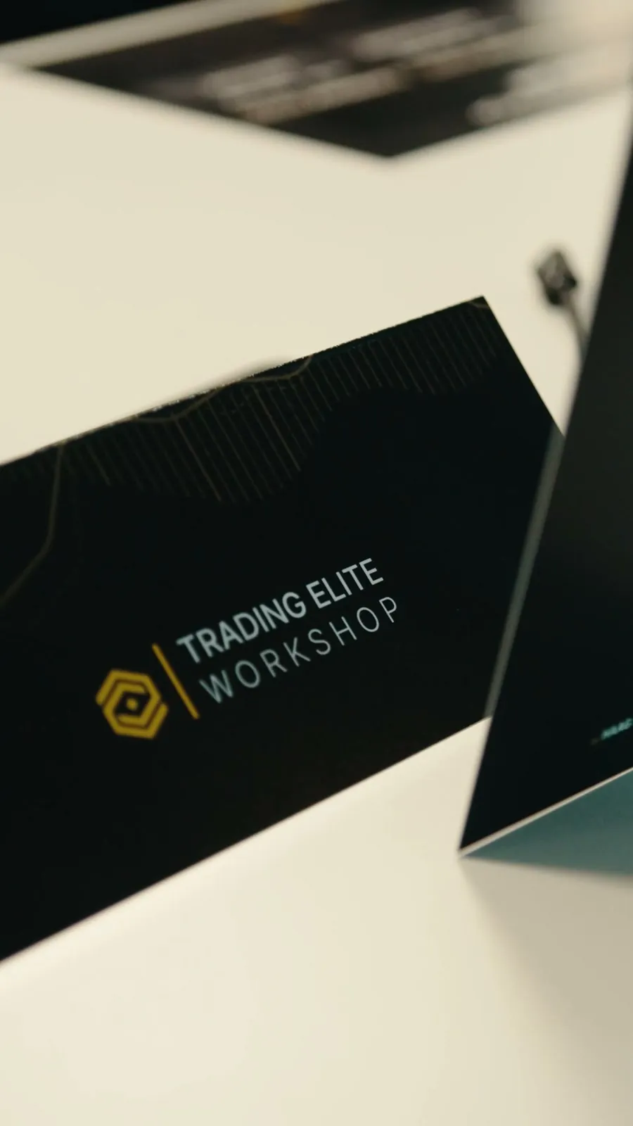 Gedruckte Workshop-Unterlagen mit dem Schriftzug Trading Elite Workshop